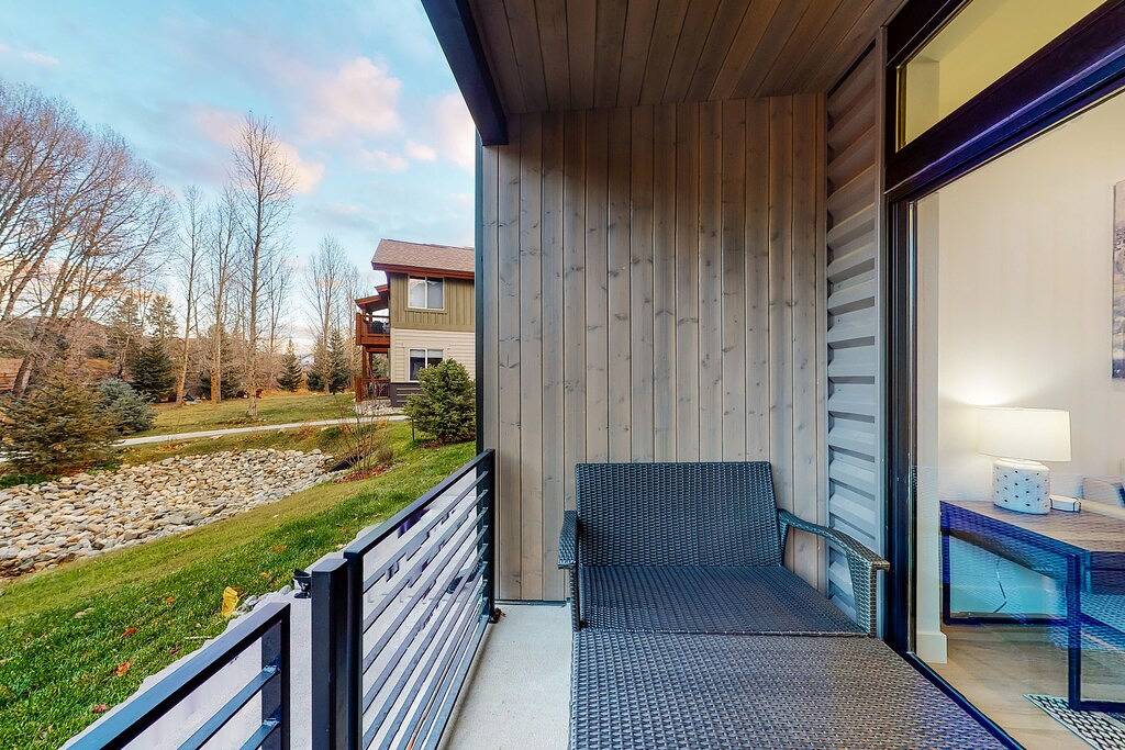 Ganze Wohnung, Ground-Floor, Riverfront Getaway with a Gas Fireplace, Wifi, & Furnished Patio in Silverthorne, Arapaho and Roosevelt National Forests