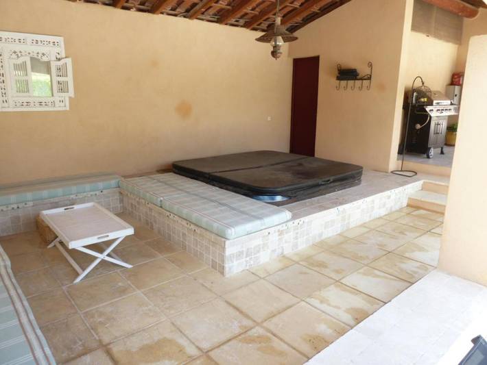 Location de vacances pour 10 personnes, avec sauna et jardin ainsi que piscine et jacuzzi à Pélissanne - 2