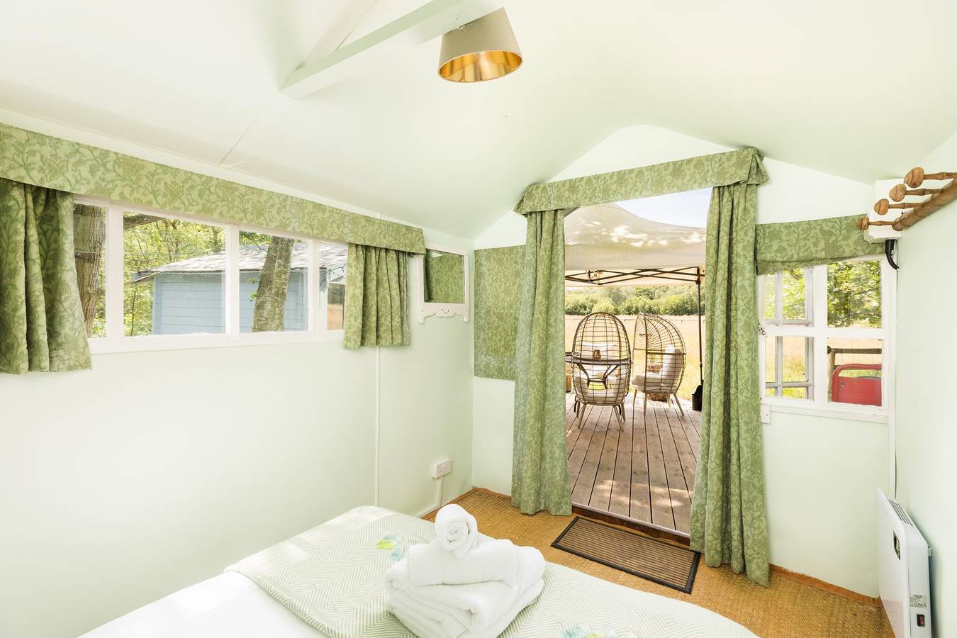 Beautiful Glamping Cabin with Stunning Views - Pass the Keys in Great Wolford, Warwickshire