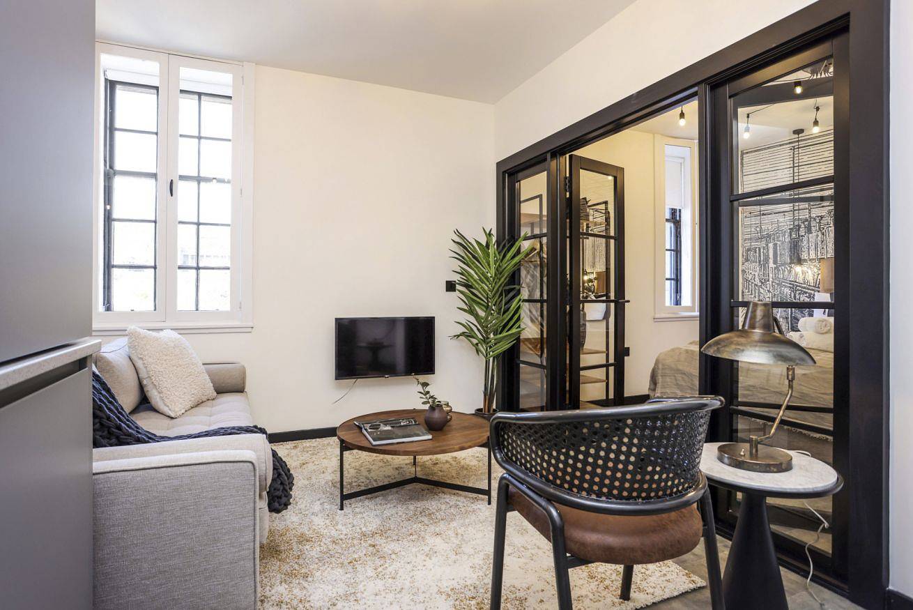 Apartamento entero, Locker Room:  Stylish 2bed w/City Views-3rd floor in Edimburgo, Lothian