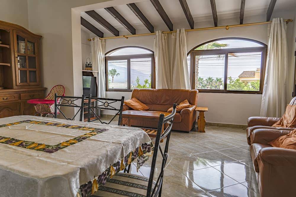 Villa redone, swimming pool, jacuzzi, sea view 4 bdr 2 bath / calm assured in la Nucia, Costa Blanca