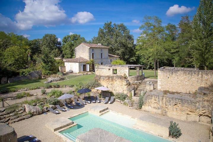 Location de vacances pour 12 personnes, avec piscine et terrasse à Naujan-et-Postiac