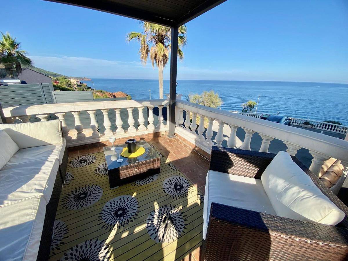 Appartement entier, Studio et son Rooftop Panoramique Privé, Saint Raphaël, Anthéor, plage et gare à Pieds in Saint-Raphaël, Massif de l'Esterel