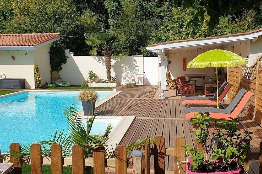 House with swimming pool not overlooked- near Bordeaux - 3 bedrooms - 6 people in Le Pian-Médoc, Médoc Regional Natural Park