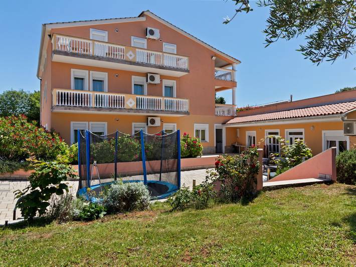 Camping für 6 Personen, mit Terrasse und Garten sowie Pool in Banjole
