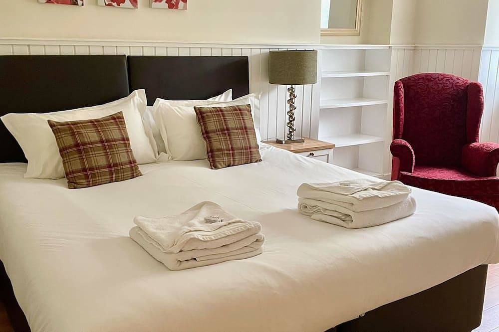 Shore House  - sleeps 10 guests  in 5 bedrooms in Loch Lomond, West Dunbartonshire