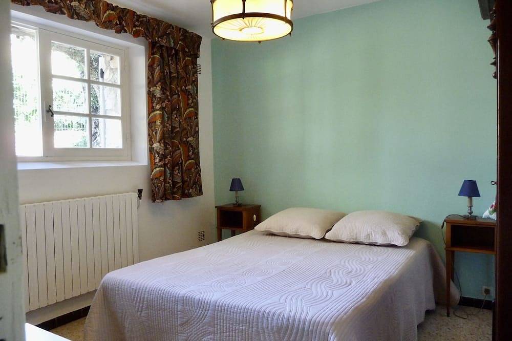 400m from the beach, garden level with 1.250 m2 of enclosed land in Pampelonne, Ramatuelle