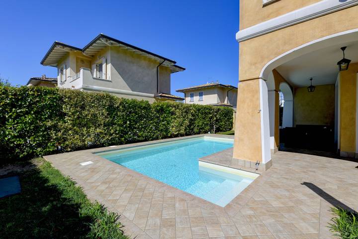 Villa per 7 persone, con balcone e giardino a Manerba del Garda