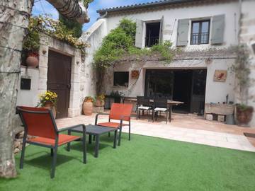 Gîte pour 4 personnes, avec vue et jardin à Pujaut