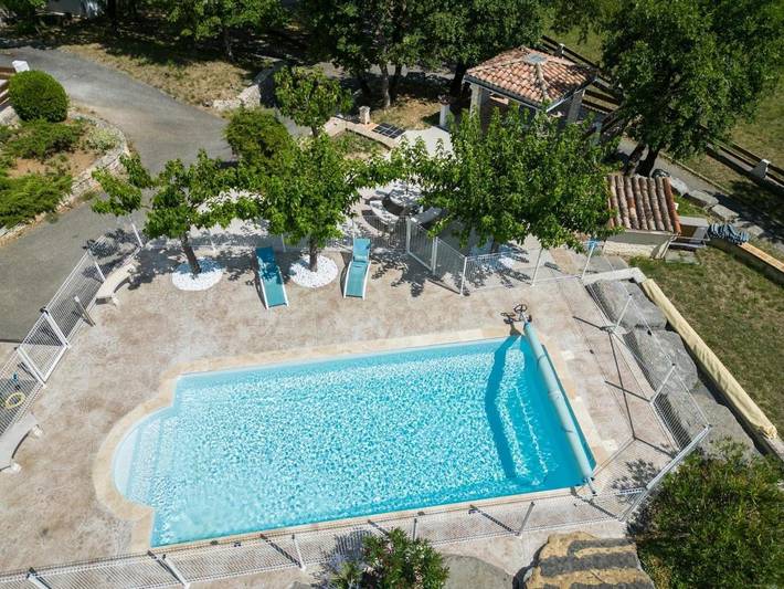 Location de vacances pour 4 personnes, avec terrasse ainsi que jardin et piscine à Uzer