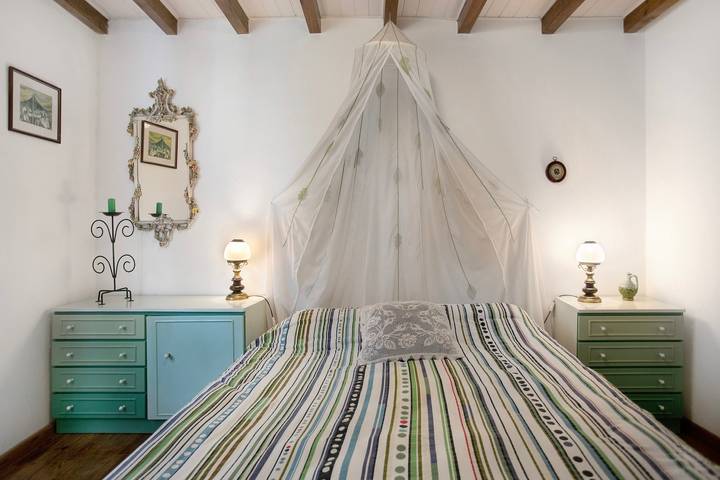 Entire apartment, Room at 'Casa Do Largo - First Floor' with Shared Terrace, Shared Garden, and Wi-Fi in Mendiga, Arrimal e Mendiga