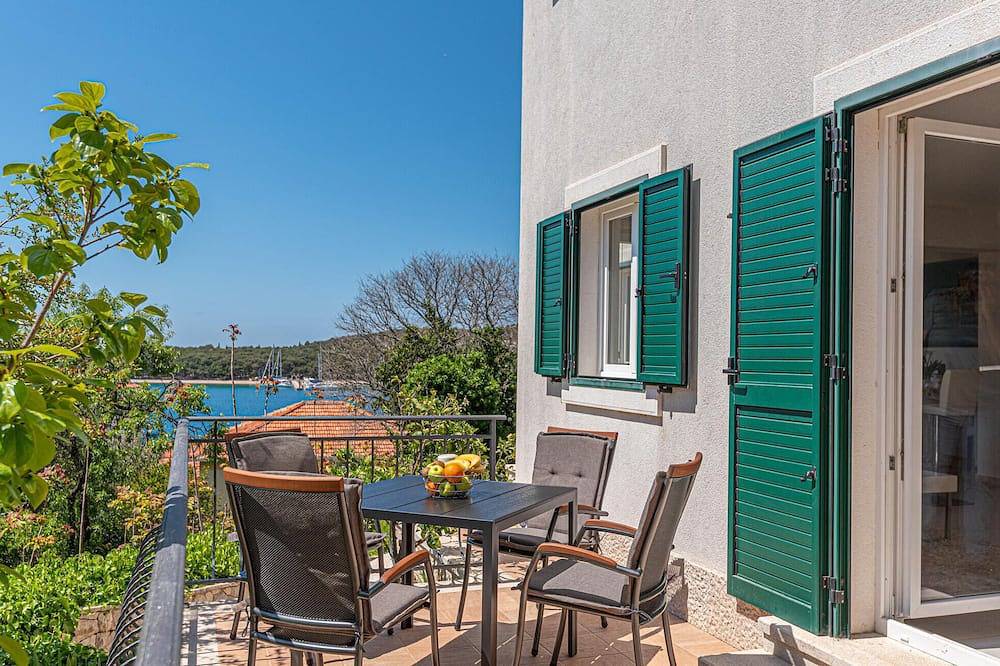 Hermosa casa de 2 dormitorios en. in Rogoznica, Condado de Šibenik-Knin