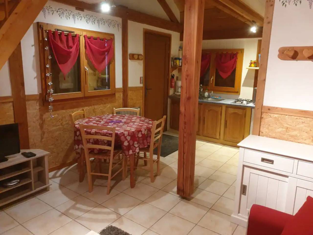Chalet « Chez Corinne » avec vue sur la montagne, terrasse privée, randonnées et ski à proximité in Cornimont, Parc naturel régional des Ballons des Vosges