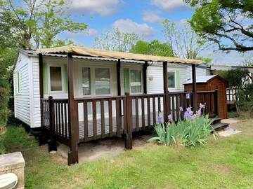 Location de vacances pour 4 personnes, avec piscine et terrasse à Sampzon