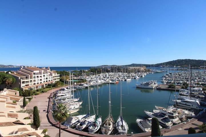 Location de vacances pour 6 personnes, avec Balcon et Terrasse ainsi que Piscine et Vue dans Port Cogolin