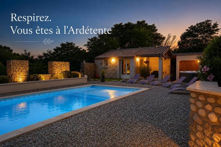Location de vacances pour 2 personnes, avec vue ainsi que jardin et piscine, animaux acceptés à Lussas