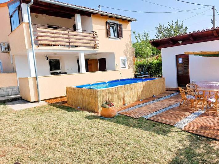Ferienhaus für 8 Personen, mit Balkon und Whirlpool sowie Terrasse und Garten