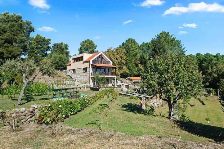 Ganze Wohnung, Bed and Breakfast 'Piso Lua' mit Bergblick und beheiztem Pool in Serra do Marão, Vila Real