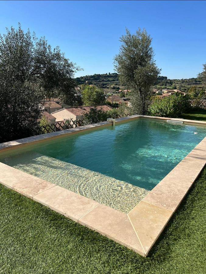 Maison de vacances pour 3 personnes, avec terrasse ainsi que vue et piscine