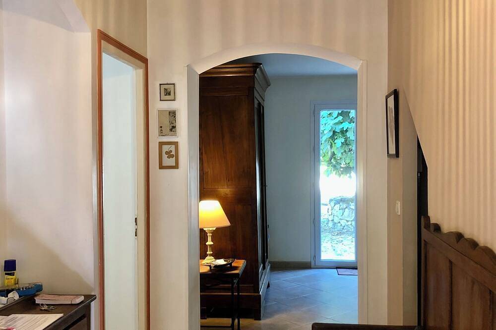Air-conditioned villa (sleeps 12) Private Swimming Pool with roller shutter Flower-filled Garden Quiet in Bagnols-en-Forêt, Region de Draguignan