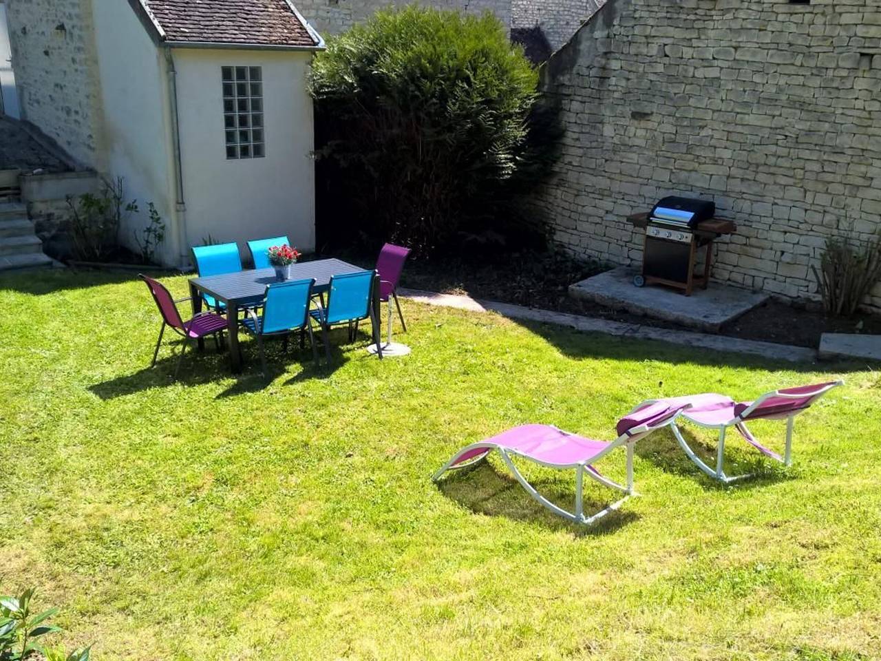 Gîte moderne avec salon de jardin, parking et animaux admis in Vermenton, Région d'Auxerre