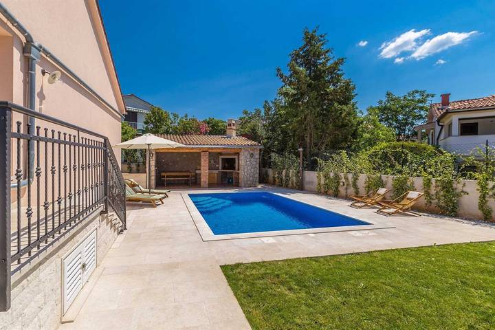 Ferienwohnung für 6 Personen, mit Balkon/Terrasse und Terrasse sowie Pool in Pinezici