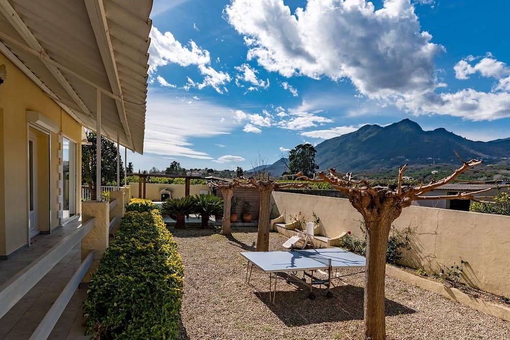 Villa indipendente con piscina privata, Tv, patio, animali ammessi, vista panoramica, parcheggio in Santa Lucia di Moriani, Corte e dintorni