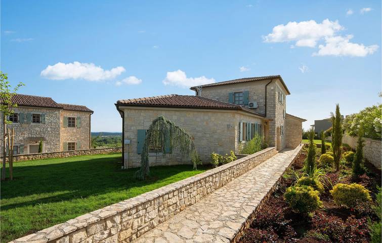 Apartment am Meer mit Pool, Terrasse und kurzer Anbindung an das Stadtzentrum in Sveti Lovreč Pazenatički, Zentralistrien