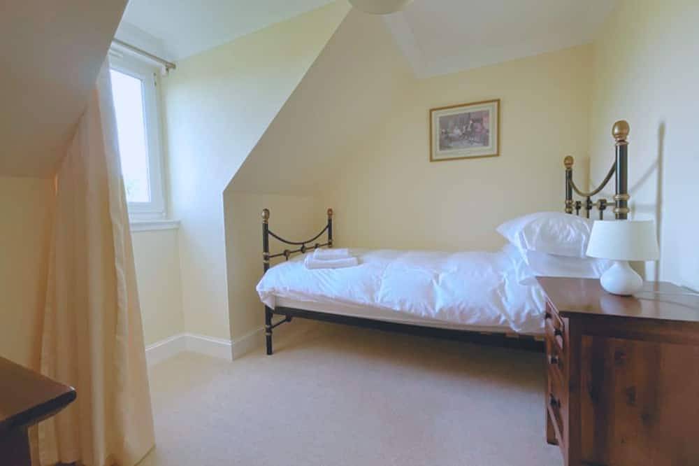 Buttercup Cottage - sleeps 5 guests  in 3 bedrooms in Argyll & Bute