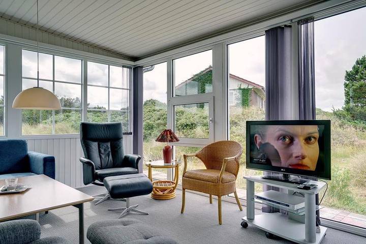 Schönes Ferienhaus mit Dünenblick, Whirlpool und Sauna – Hjelmevej 84 in Henne, Varde