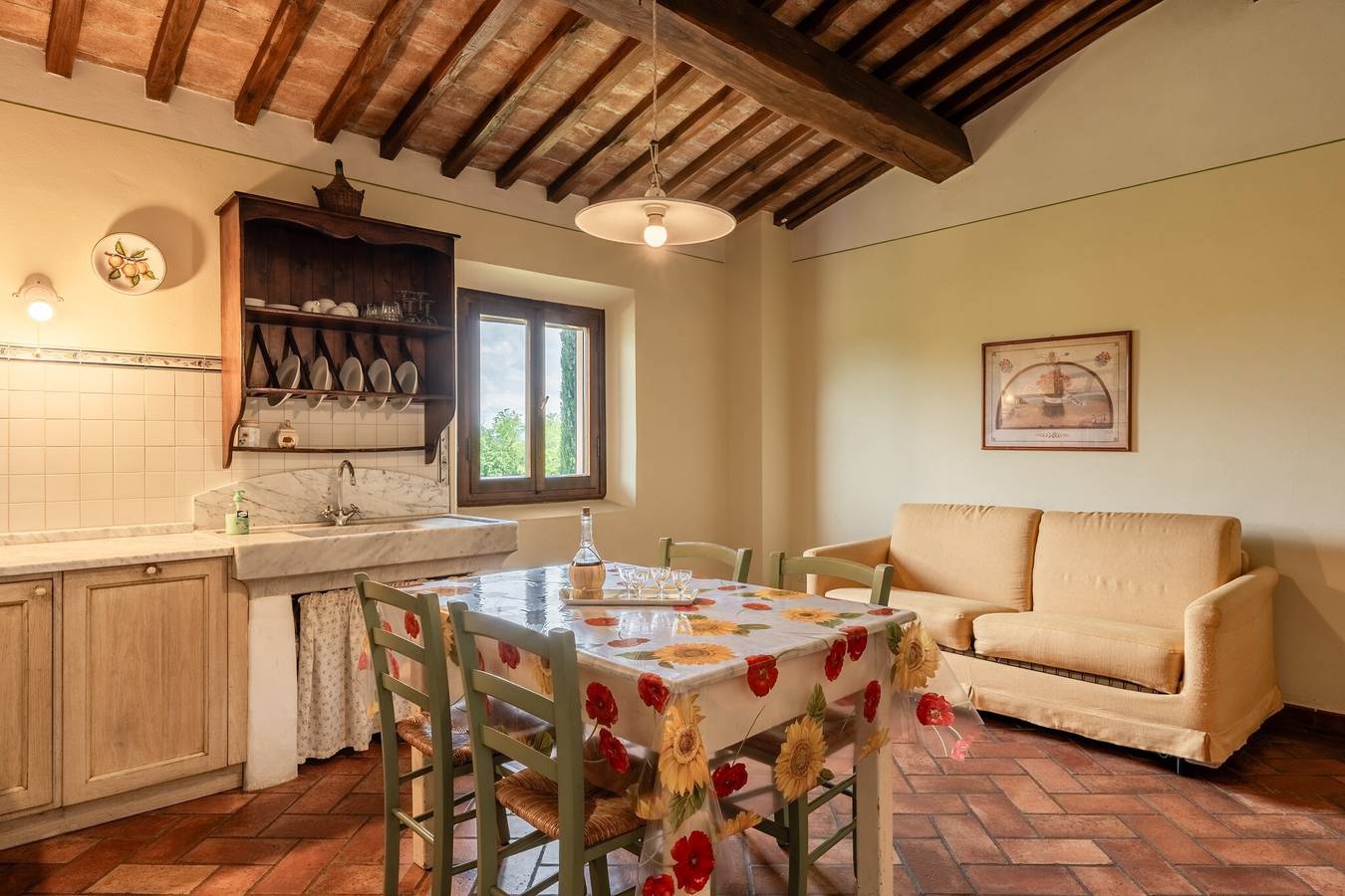 Entire apartment, Apartment 'Il Granaio' with Shared Pool, Wi-Fi and Air Conditioning in Fucecchio, Florence Province