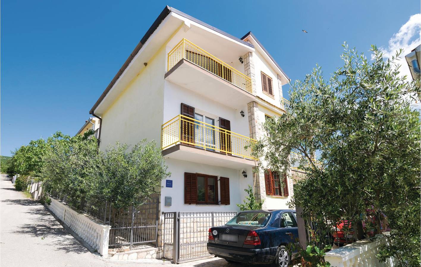Ganze Ferienwohnung, Gemütliche Wohnung mit Terrasse, WLAN und Parkplatz, 1,5 km bis zur Küste in Donji Karin, Zadar