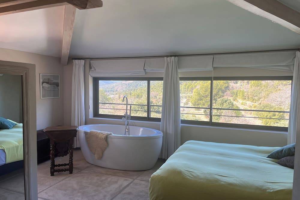 Villa Benéche at the foot of the Luberon in the village of Vaugines in Vaugines, Regionaler Naturpark Luberon