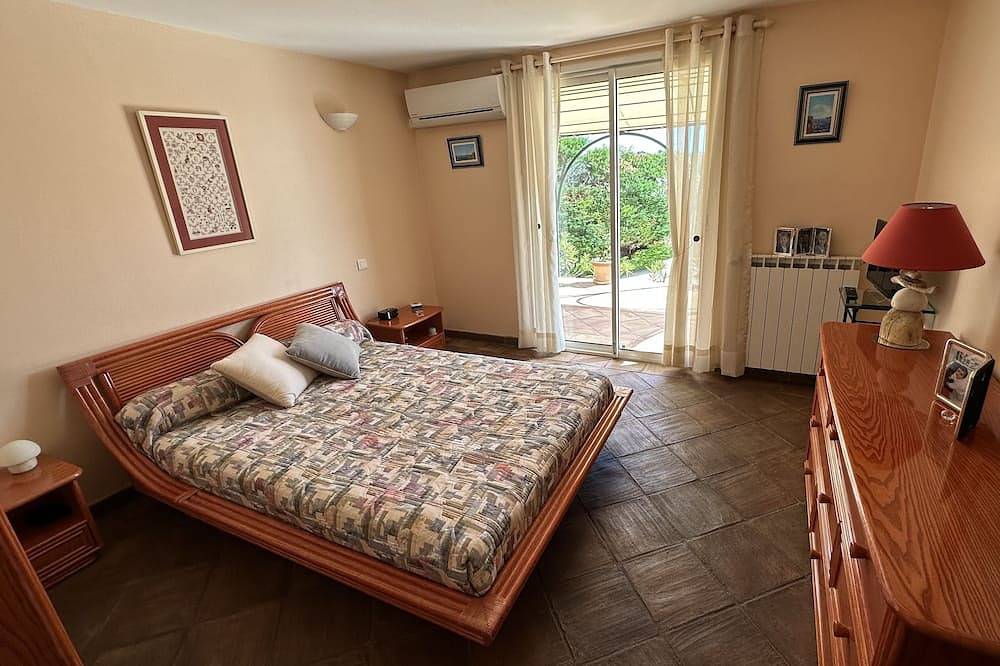 Architect-designed house with swimming pool, near the sea, 6 adults / 2 children in Draguignan, Draguignan region