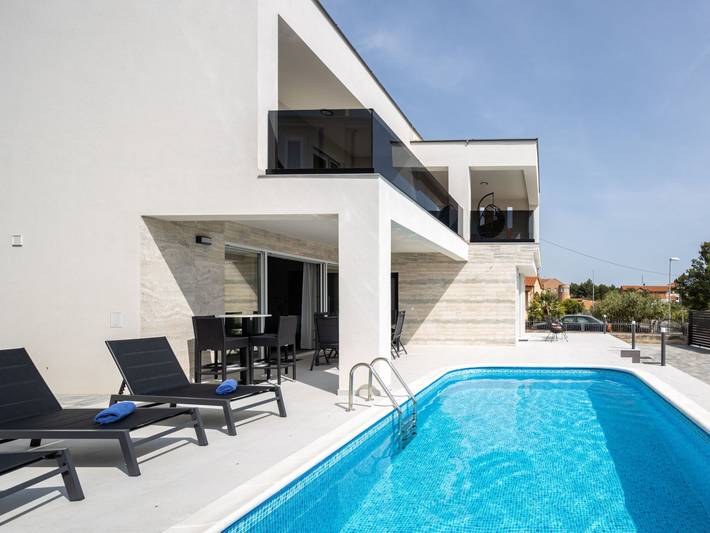 Ferienhaus für 8 Personen, mit Terrasse und Garten sowie Pool