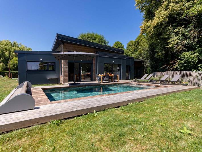 Location de vacances pour 8 personnes, avec jardin et piscine à Petiville