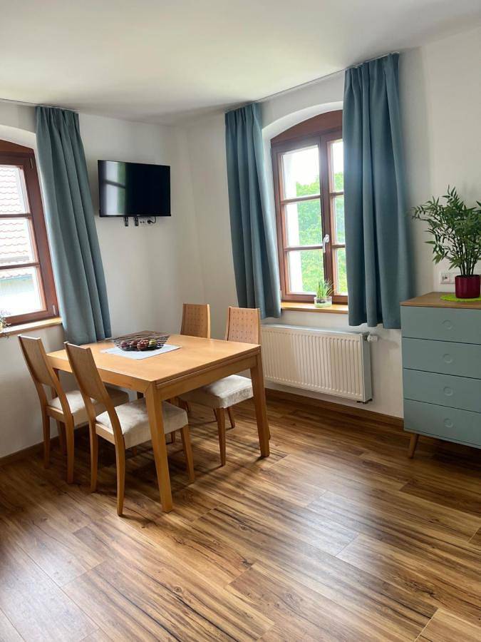 Ferienwohnung für 4 Personen, mit Terrasse und Garten sowie Ausblick in Altenstadt an der waldnaab (Ostbayern)