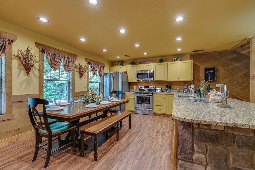 Schwimmen Sie im Smokies eine Kabine mit 6 Schlafzimmern und einem Innenpool. in Gatlinburg, Sevier County