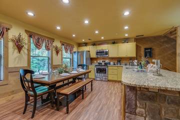 Cottage for 16 Guests in Gatlinburg, Great Smoky Mountains National Park, Picture 3