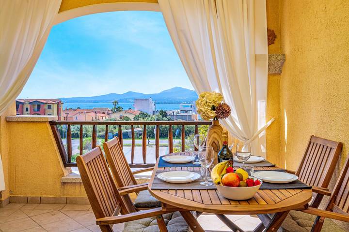 Gîte pour 5 personnes, avec bassin pour enfant et balcon à Golfo Aranci
