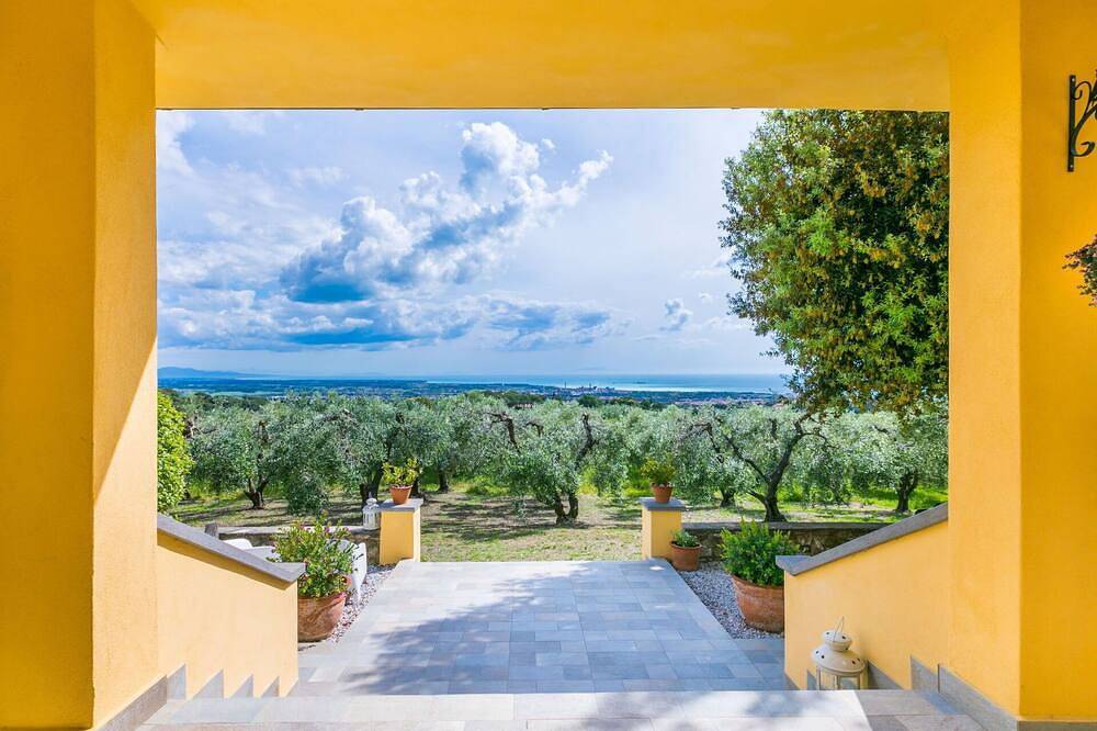 Entire apartment, Cosy apartment for 4 guests with Wifi, Tv, terrace, pets allowed, panoramic view and parking in Rosignano Marittimo, Etruscan Coast