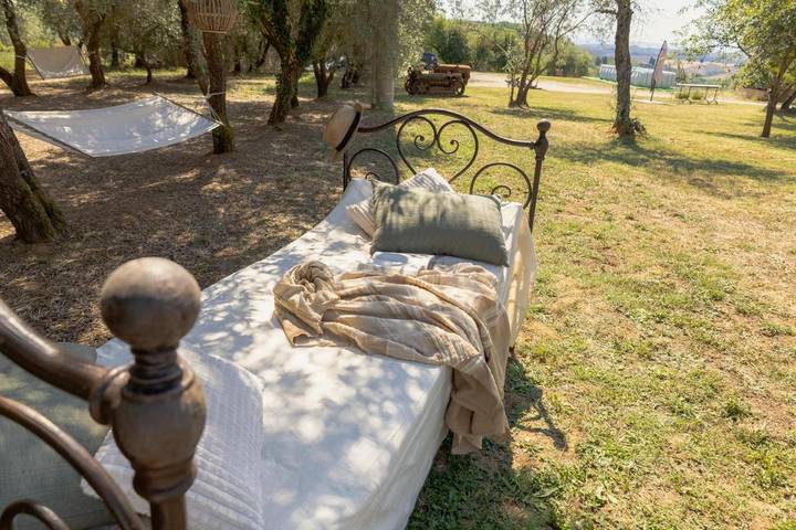 Agriturismo per 5 persone, con Terrazza e Giardino nonché Piscina e Panorama a Trequanda