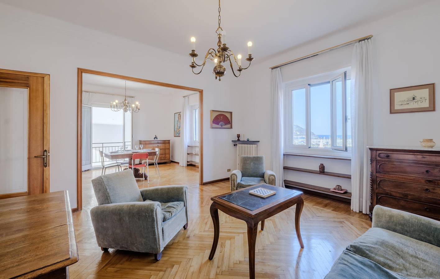 Ganze Ferienwohnung, Appartement mit Panoramablick und Terrasse, in der Nähe von Spiaggia d'Oro in Porto Maurizio, Imperia