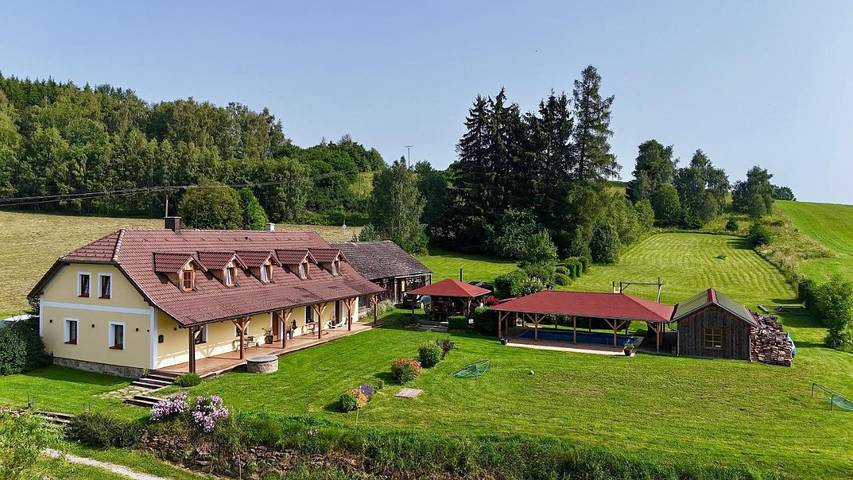 Ferienhaus für 18 Personen, mit Seeblick und Pool sowie Garten und Ausblick am Nationalpark Böhmerwald