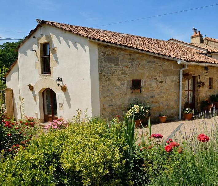Location de vacances pour 23 personnes, avec Terrasse ainsi que Jardin et Piscine à Les Verchers-sur-Layon