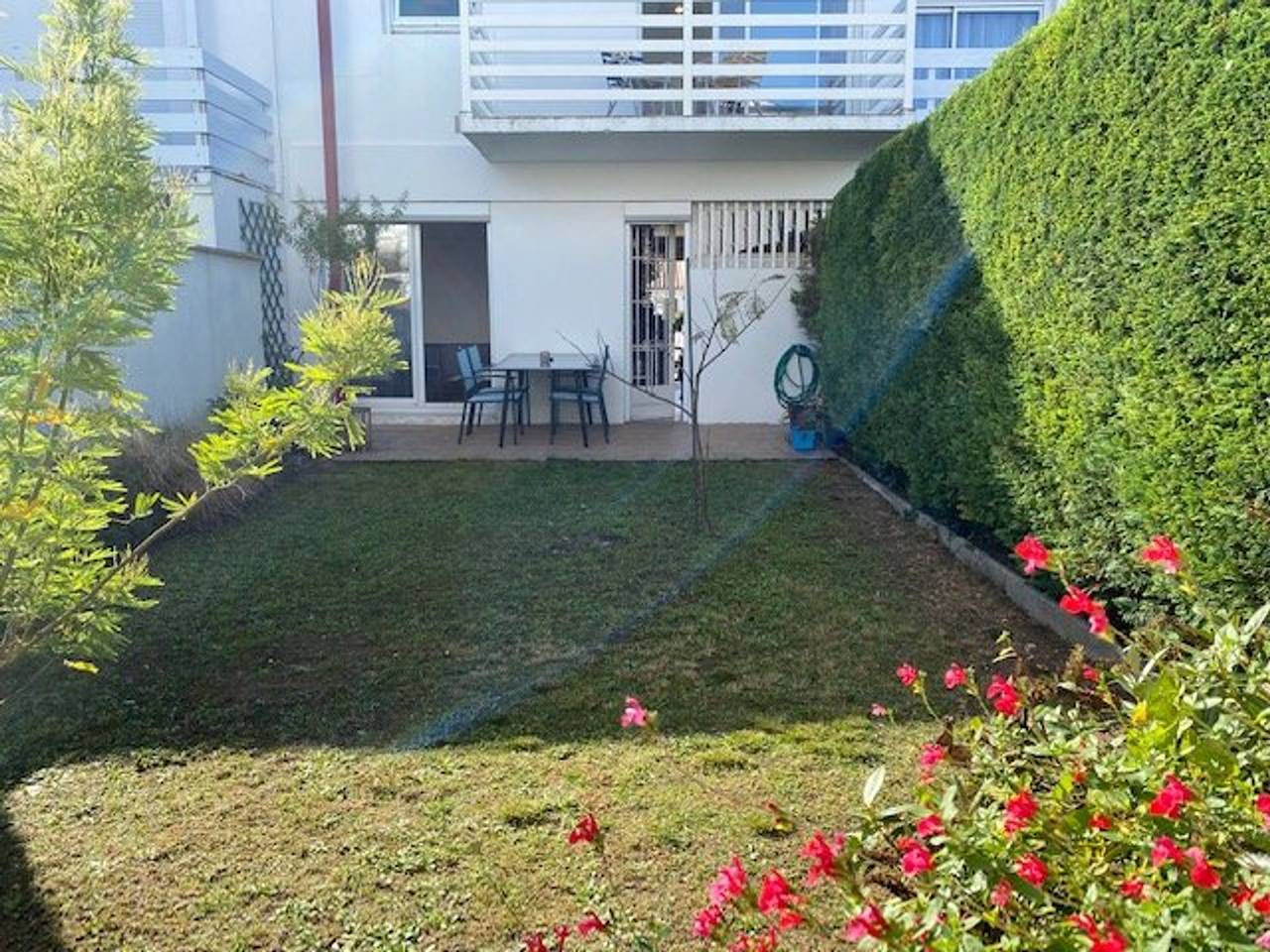 Charming Holiday Home with Garden View, Terrace, Balcony & Parking in Royan in Royan, Côte de Beauté