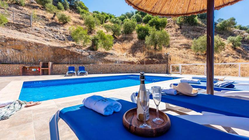 Casa rural para 6 personas, con balcón/terraza y piscina en El Gastor