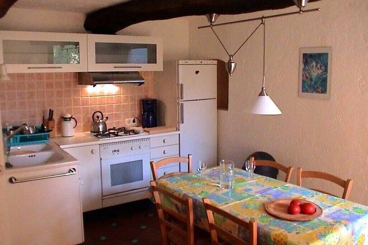 Gîte pour 4 personnes, avec terrasse et jardin, animaux acceptés à Lioux