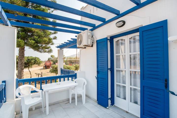 Vacation rental for 4 people, with balcony and yard in Naxos