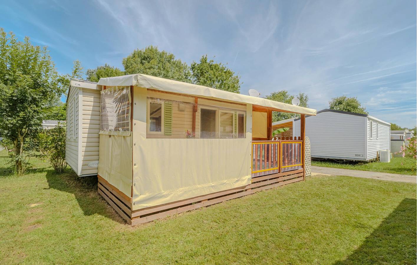Mobil-home confortable avec piscine, jardin et parking à 1 km de La Grande Conche in Saint-Georges-de-Didonne, Côte de Beauté
